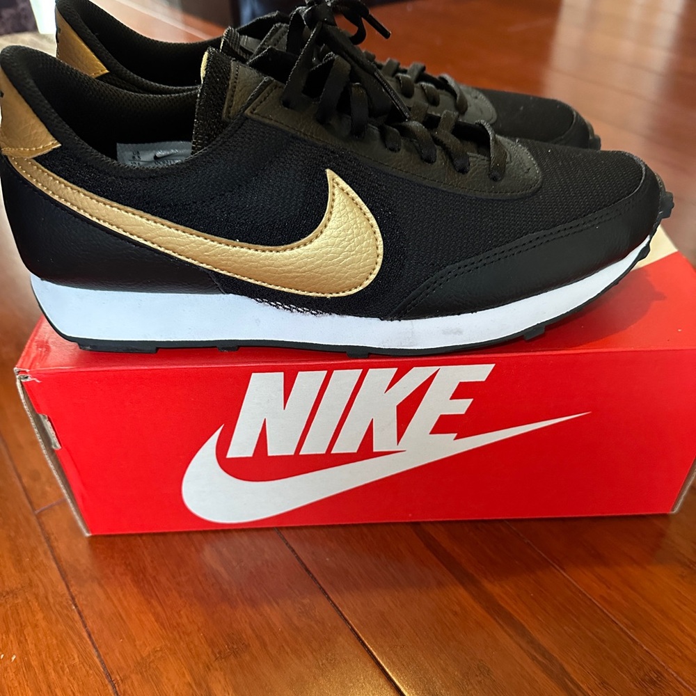 Nike Daybreak (Black/ Metallic Gold/White